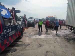 Suasana TKP Kecelakaan Beruntun Belasan Mobil di Tol Brebes Suasana TKP Kecelakaan Beruntun Belasan Mobil di Tol Brebes