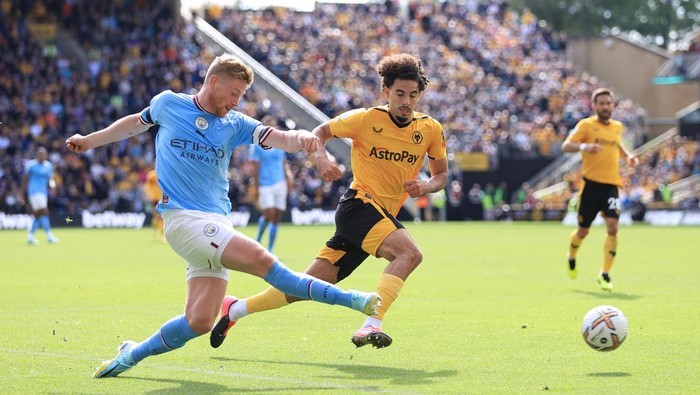 WOLVERHAMPTON, ENGLAND - SEPTEMBER 17: Kevin de Bruyne of Manchester City crosses the ball past Rayan Ait-Nouri of Wolverhampton Wanderers to provide an assist for their 3rd goal during the Premier League match between Wolverhampton Wanderers and Manchester City at Molineux on September 17, 2022 in Wolverhampton, United Kingdom. (Photo by Simon Stacpoole/Offside/Offside via Getty Images)