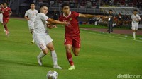Laga sengit terjadi sejak awal pertandingan. Kedua tim bermain imbang tanpa gol di babak pertama. (Foto: Deny Prastyo Utomo/detikcom)