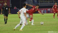 Vietnam membalikkan keadaan berkat gol bunuh diri Ferrari pada menit ke-66, serta gol Dinh Xuan Tien (79). (Foto: Deny Prastyo Utomo/detikJatim)