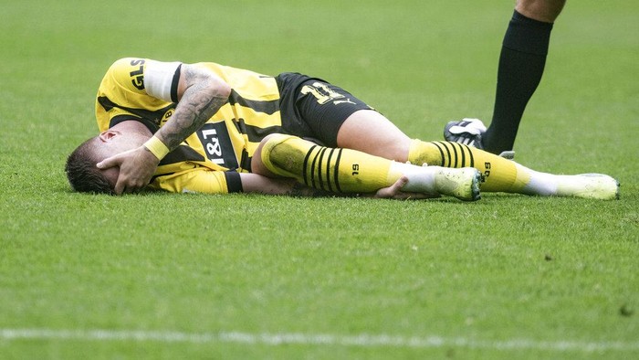 Dortmund's Marco Reus is injured on the ground during the German Bundesliga soccer match between Borussia Dortmund and FC Schalke 04 in Dortmund, Germany, Saturday, Sept. 19, 2022. (Bernd Thissen/dpa via AP)