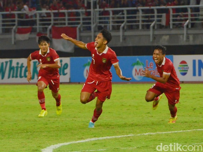 Marselino Ferdinan merayakan gol pembuka atas Vietnam di Stadion GBT, Surabaya