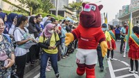 Karakter badak Jawa yang mengenakan jersey Timnas Indonesia berwarna merah putih itu didaulat menjadi maskot Piala Dunia U-20 2023 di Indonesia. Foto: ANTARA FOTO/GALIH PRADIPTA  