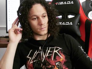 Potret Pria yang Wajahnya Mirip Banget Heath Ledger Sampai Disangka Hantu