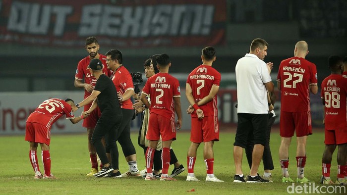 Laga Persija Jakarta Vs Madura United menjadi ajang melepas Ismed Sofyan. Kebersamaan Ismed dan Persija selama 21 tahun akhirnya usai.