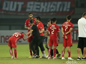 Kompetisi Tak Jalan, Pemain Persija Ngeband