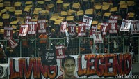 Suporter Persija Jakarta The Jakmania menyiapkan tribut buat Ismed Sofyan.
