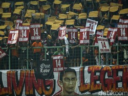 Suporter Persija Jakarta The Jakmania menyiapkan tribut buat Ismed Sofyan.