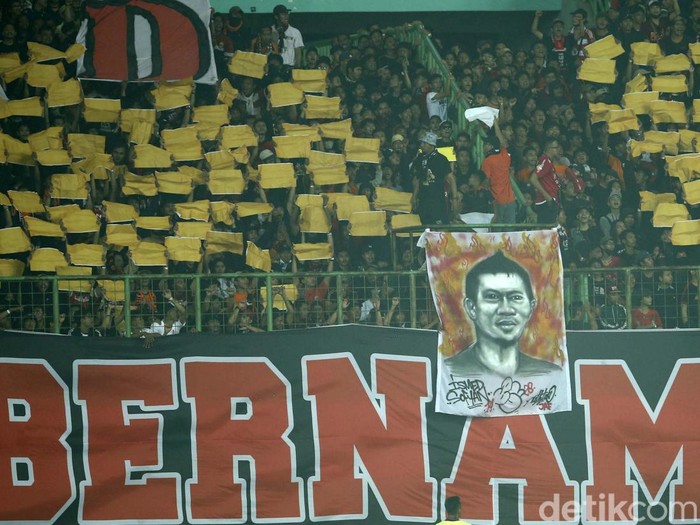 Laga Persija Jakarta Vs Madura United menjadi ajang melepas Ismed Sofyan. Kebersamaan Ismed dan Persija selama 21 tahun akhirnya usai.