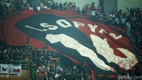 Secara khusus Jakmania juga menampilkan jersey besar bernomor 14 saat laga memasuki menit ke-14. Seperti diketahui, nomor 14 sangat identik dengan pemain asal Aceh itu.