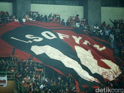 Secara khusus Jakmania juga menampilkan jersey besar bernomor 14 saat laga memasuki menit ke-14. Seperti diketahui, nomor 14 sangat identik dengan pemain asal Aceh itu.