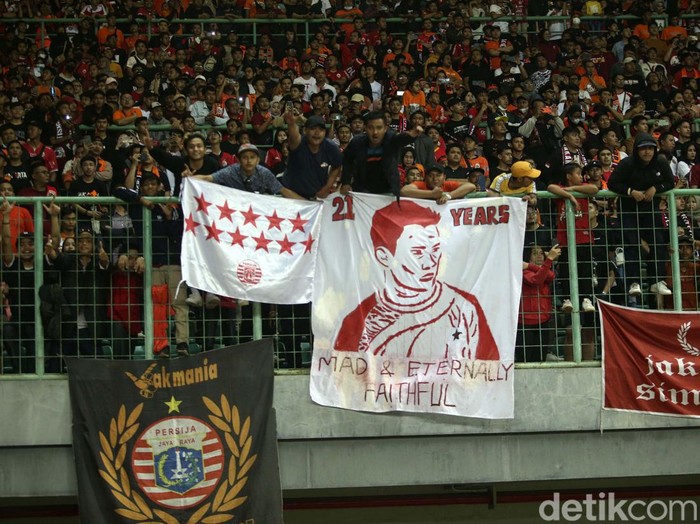 Laga Persija Jakarta Vs Madura United menjadi ajang melepas Ismed Sofyan. Kebersamaan Ismed dan Persija selama 21 tahun akhirnya usai.