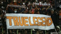 Jakmania melakukan persembahan spesial sebagai tanda perpisahan buat Ismed.