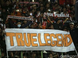 Jakmania melakukan persembahan spesial sebagai tanda perpisahan buat Ismed.
