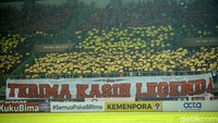 Spanduk ucapan terima kasih juga dibentangkan di stadion.