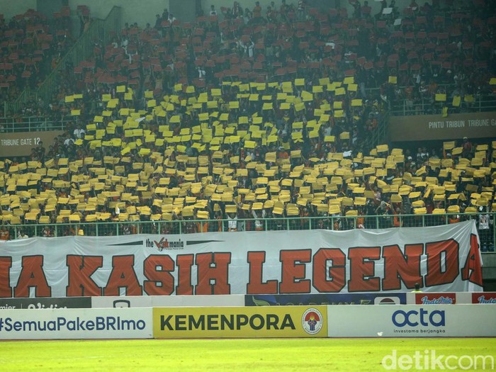 Laga Persija Jakarta Vs Madura United menjadi ajang melepas Ismed Sofyan. Kebersamaan Ismed dan Persija selama 21 tahun akhirnya usai.