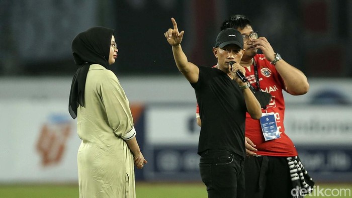 Momen Perpisahan Ismed Sofyan dengan Persija Jakarta Laga Persija Jakarta Vs Madura United menjadi ajang melepas Ismed Sofyan. Kebersamaan Ismed dan Persija selama 21 tahun akhirnya usai.
