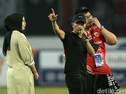 Sang pemain ikonik Persija itu dapat persembahan istimewa pada laga yang digelar di Stadion Patriot Chandrabhaga, Bekasi, Sabtu (17/9/2022) malam.