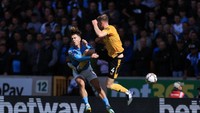 Kaki Collins dengan telak mendarat di tubuh Grealish. Foto: Offside via Getty Images/Simon Stacpoole/Offside