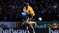 Dari ekspresi Grealish, terlihat jelas betapa keras pelanggaran itu. Foto: Offside via Getty Images/Simon Stacpoole/Offside