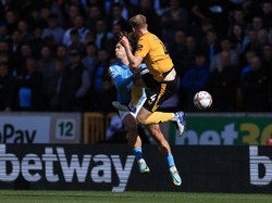 Dari ekspresi Grealish, terlihat jelas betapa keras pelanggaran itu. Foto: Offside via Getty Images/Simon Stacpoole/Offside
