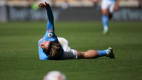 Grealish, yang ikut mencetak gol dalam kemenangan Man City atas Wolves, langsung terkapar. Foto: Getty Images/Marc Atkins