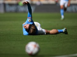 Grealish, yang ikut mencetak gol dalam kemenangan Man City atas Wolves, langsung terkapar. Foto: Getty Images/Marc Atkins