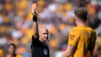 Insiden di menit ke-33 ini sontak bikin Collins dapat kartu merah. Man City sendiri menang 3-0 di markas Wolves dalam laga tersebut. Foto: Visionhaus/Getty Images/Visionhaus