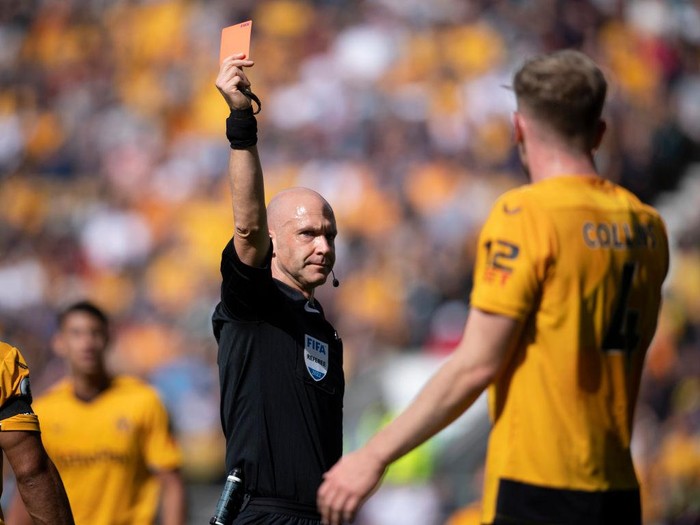 WOLVERHAMPTON, ENGLAND - SEPTEMBER 17: Referee Anthony Taylor shows Nathan Collins of Wolverhampton Wanderers a red card during the Premier League match between Wolverhampton Wanderers and Manchester City at Molineux on September 17, 2022 in Wolverhampton, United Kingdom. (Photo by Joe Prior/Visionhaus via Getty Images)