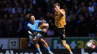 Nathan Collins melanggar Jack Grealish dengan telak lewat sebuah aksi yang lebih mirip olahraga bela diri. Foto: Offside via Getty Images/Simon Stacpoole/Offside