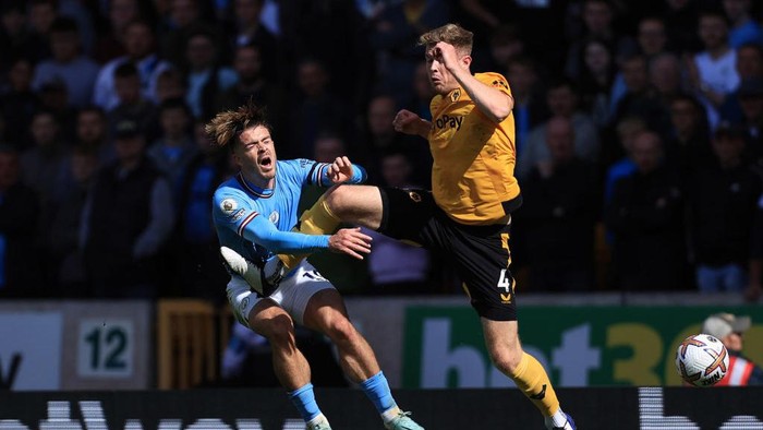 WOLVERHAMPTON, ENGLAND - SEPTEMBER 17: Nathan Collins of Wolverhampton Wanderers fouls Jack Grealish of Manchester City which leads to him receiving a red card during the Premier League match between Wolverhampton Wanderers and Manchester City at Molineux on September 17, 2022 in Wolverhampton, United Kingdom. (Photo by Simon Stacpoole/Offside/Offside via Getty Images)