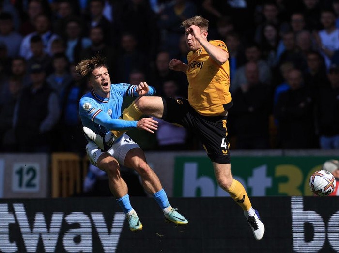WOLVERHAMPTON, ENGLAND - SEPTEMBER 17: Nathan Collins of Wolverhampton Wanderers fouls Jack Grealish of Manchester City which leads to him receiving a red card during the Premier League match between Wolverhampton Wanderers and Manchester City at Molineux on September 17, 2022 in Wolverhampton, United Kingdom. (Photo by Simon Stacpoole/Offside/Offside via Getty Images)