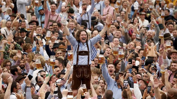 A visitor cheers after finishing a mug of beer during the official opening the world's largest beer festival, the 187th Oktoberfest in Munich, Germany, September 17, 2022. REUTERS/Michaela Rehle     TPX IMAGES OF THE DAY