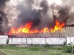 Pabrik Penggilingan Tongkol Jagung di Mojokerto Terbakar