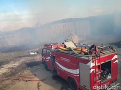 Kebakaran Robohkan Pabrik Penggilingan Tongkol Jagung di Mojokerto