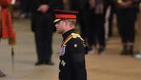 Potret Pangeran Harry Berseragam Militer Jaga Peti Ratu Elizabeth II