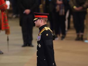 Potret Pangeran Harry Berseragam Militer Jaga Peti Ratu Elizabeth II