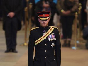Momen Pangeran Harry Pakai Seragam Militer Lagi