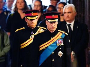 Hubungan Buruk Pangeran William-Harry Meski Bersama di Pemakaman Ratu Hubungan Buruk Pangeran William-Harry Meski Bersama di Pemakaman Ratu