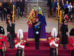 Jelang Pemakaman, Pangeran William-Harry Jaga Peti Jenazah Ratu Elizabeth II