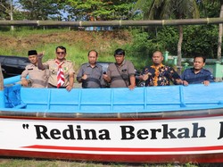 Genjot Tangkapan Ikan, Pemkab Garut Serahkan 7 Set Perahu ke Nelayan