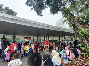 Puluhan Pengunjung Antre Tunggu Sesi Kedua Masuk Tebet Eco Park
