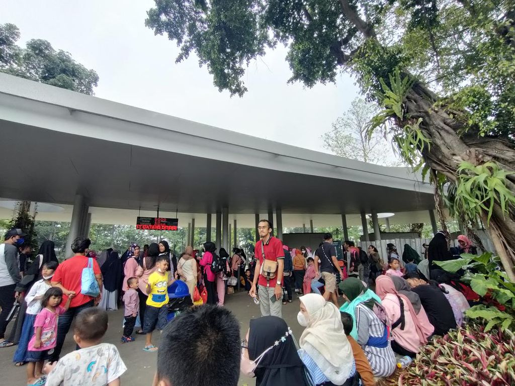 Puluhan Pengunjung Antre Tunggu Sesi Kedua Masuk Tebet Eco Park Puluhan Pengunjung Antre Tunggu Sesi Kedua Masuk Tebet Eco Park