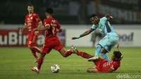 Selepas jeda, laga berjalan sengit dengan Madura United bermain lebih terbuka.
