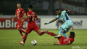 Persija vs Madura United Sama Kuat