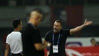 Pelatih Persija tampak memprotes wasit.