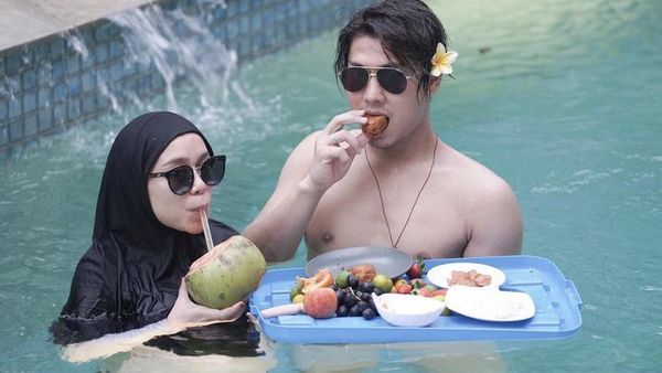 Potret Rizky Billar yang Makin Ganteng Saat Makan Bareng Keluarga