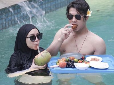 Potret Rizky Billar yang Makin Ganteng Saat Makan Bareng Keluarga