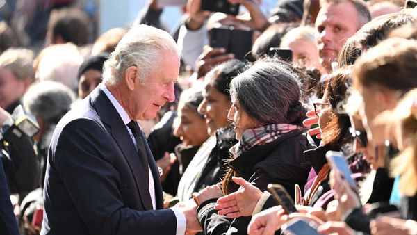 Usai Marah-marah, Raja Charles III Muncul Sapa Pelayat