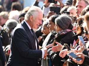 Usai Marah-marah, Raja Charles III Muncul Sapa Pelayat Usai Marah-marah, Raja Charles III Muncul Sapa Pelayat